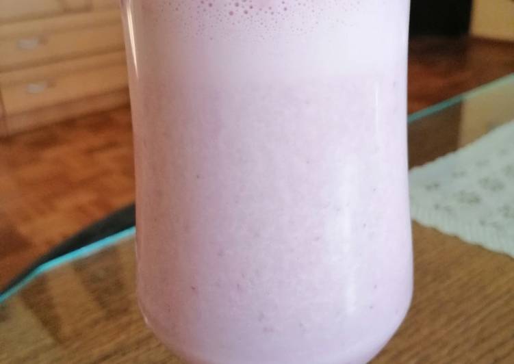Recipe of Perfect Strawberry Milkshake without ice-cream🍹