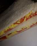 Sándwich de miga con tomate y huevo