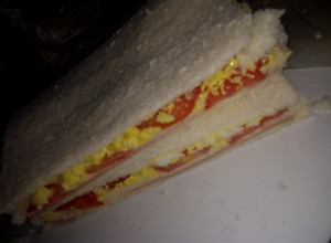 Una foto de Sándwich de miga con tomate y huevo