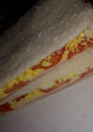 Una foto de Sándwich de miga con tomate y huevo