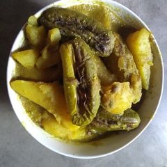 A picture of Parwal potato poppy seeds curry.