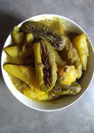 A picture of Parwal potato poppy seeds curry.