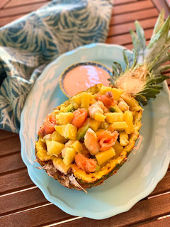 Una foto de Cocktail de marisco en piña