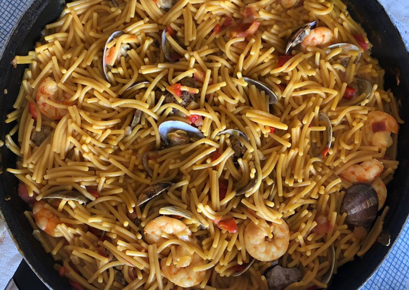 Fideuá con almejas y gambas