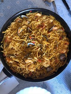 Una foto de Fideuá con almejas y gambas