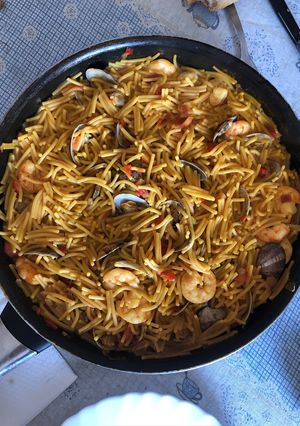 Una foto de Fideuá con almejas y gambas