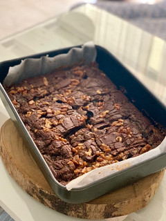 Una foto de Brownie de chocolate con caramelo salado