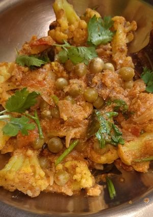 காலிஃப்ளவர் பச்சை பட்டாணி மசாலா(cauliflower green peas masala)👌👌 செய்முறை முக்கிய புகைப்படம்