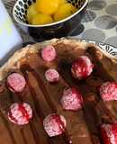 Tortita de quinoa con crema de chocolate fit y frambuesas congeladas