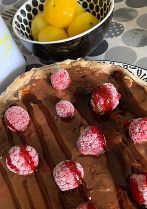Una foto de Tortita de quinoa con crema de chocolate fit y frambuesas congeladas