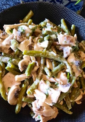 Une photo de Salade haricots verts champignons poulet sauce yaourt