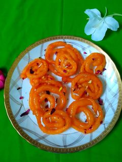 झटपट रवा जिलेबी (rava jalebi recipe in marathi) रेसिपी चे मुख्य फोटो