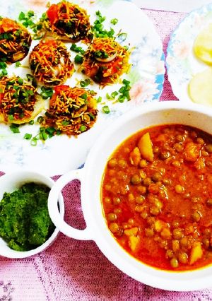 A picture of Aloo Puri platter.