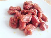 Una foto di gnocchi di barbabietola