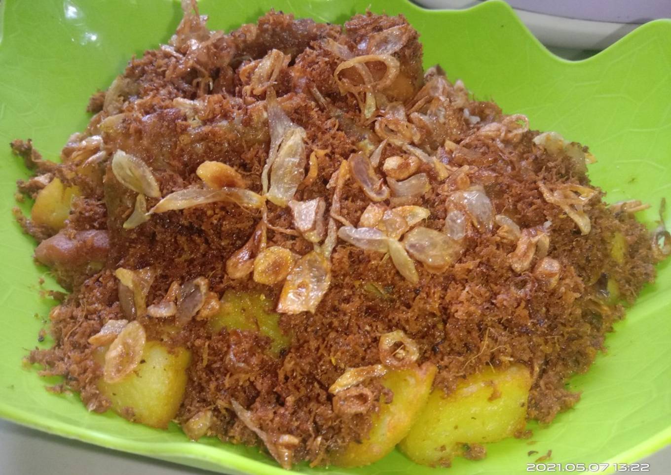 Ayam goreng serundeng kentang