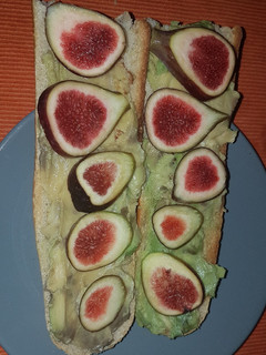 Una foto de Tostas con aguacate