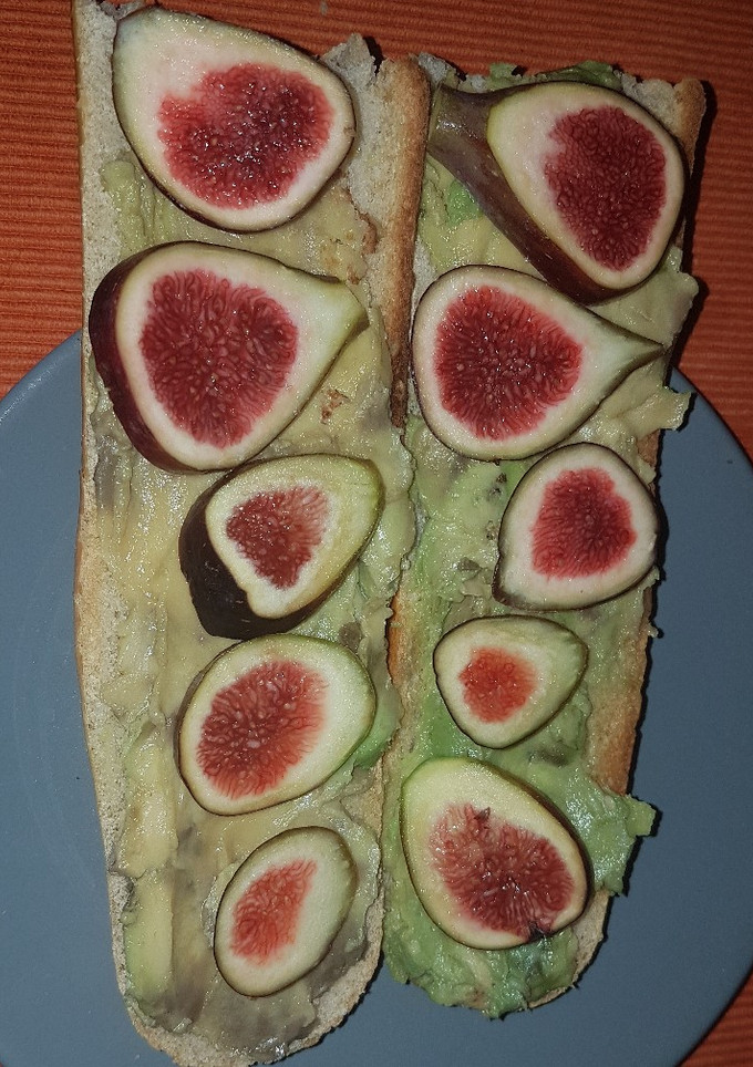 Una foto de Tostas con aguacate