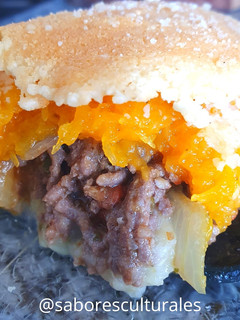 Una foto de Pastel de puré mixto con carne y crujiente de queso ¡en sartén!