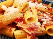 Una foto de yemas de huevo pasta