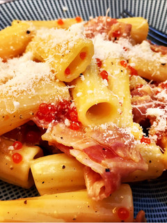 Una foto de Pasta carbonara de huevas de salmón