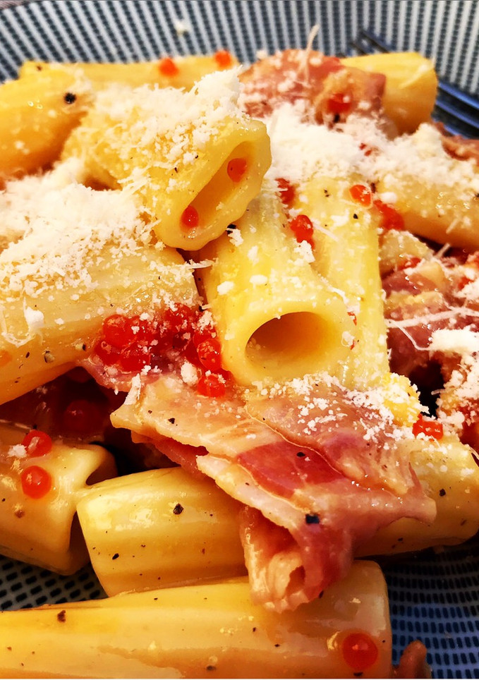 Una foto de Pasta carbonara de huevas de salmón