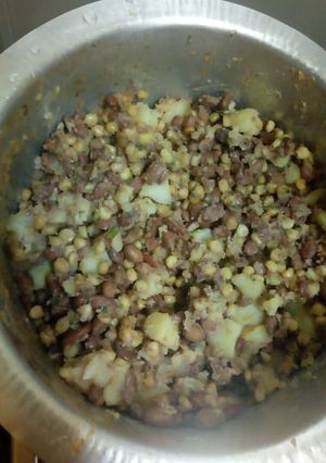 A picture of Githeri ya njugu.