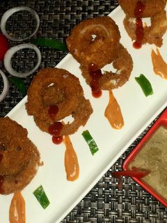 चीज़ी अनियन रिंग्स (Cheesy Onion Rings recipe in Hindi) रेसिपी मुख्य फोटो