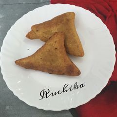 A picture of Makki and sarson samosa.
