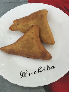 A picture of Makki and sarson samosa.