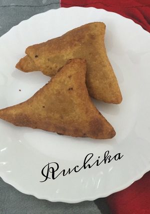 A picture of Makki and sarson samosa.