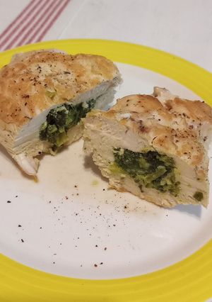 Una foto de Pechuga de pollo rellena