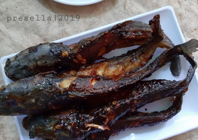 Bagaimana Menyiapkan Lele bakar manis, Enak