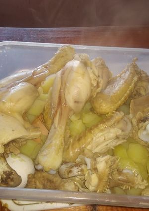 Una foto de Pollo hervido, con papas y huevo