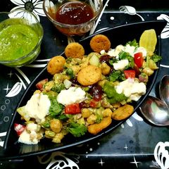 A picture of Chole Aloo Dahi Papdi Chaat.