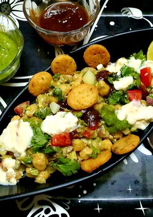 A picture of Chole Aloo Dahi Papdi Chaat.