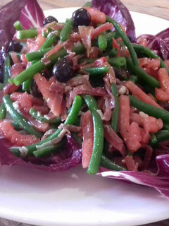 Una foto de Ensalada de poroto verde, jamón serrano, tomate