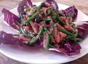 Una foto de Ensalada de poroto verde, jamón serrano, tomate
