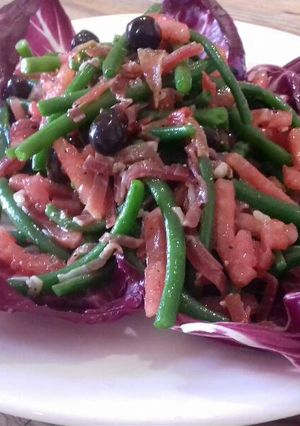 Una foto de Ensalada de poroto verde, jamón serrano, tomate