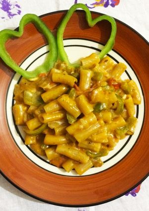 A picture of Pasta in rosted bell peper sauce.