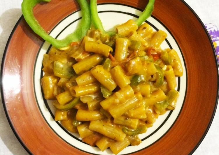 Pasta in rosted bell peper sauce