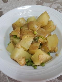 Una foto de 🇮🇳"Aloo matar hindú" seco vegano 🥔