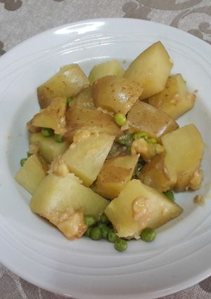 Una foto de 🇮🇳"Aloo matar hindú" seco vegano 🥔