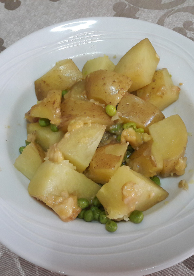 Una foto de 🇮🇳"Aloo matar hindú" seco vegano 🥔