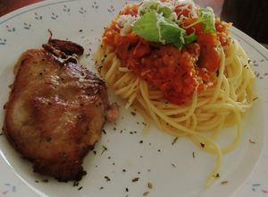 Una foto de Espaguetis en salsa pomodoro y bondiola de cerdo