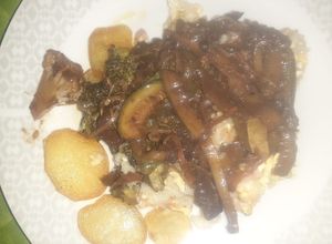 Una foto de Chapsui de carne con arroz y papas chaucha