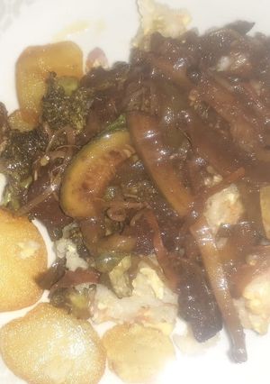 Una foto de Chapsui de carne con arroz y papas chaucha