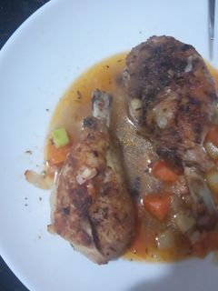 Una foto de Jamoncitos de pollo al horno con hortalizas