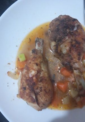 Una foto de Jamoncitos de pollo al horno con hortalizas
