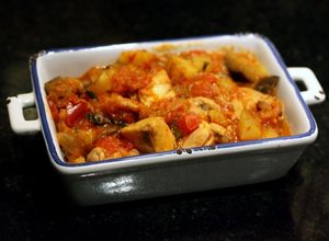 Una foto de Cocina turca: tavuk güveç - cazuela de pollo