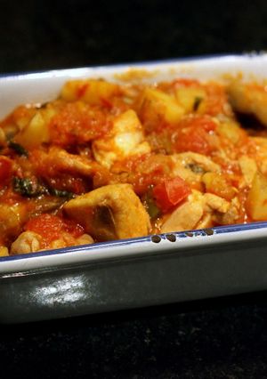 Una foto de Cocina turca: tavuk güveç - cazuela de pollo